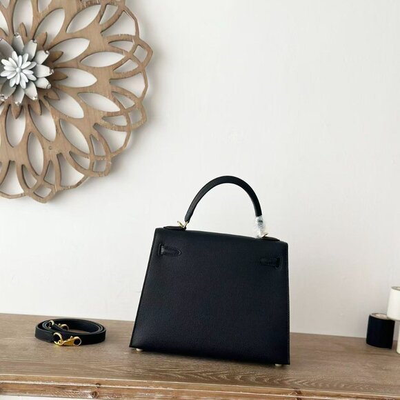 Classic Hermes Bag: A Stylish and Versatile Choice for Elegance - Picture 5 of 6